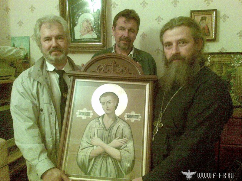 Протоиерей Богдан (Северин) принимает икону для воссоздаваемого в Симферополе собора святого благоверного Александра Невского.